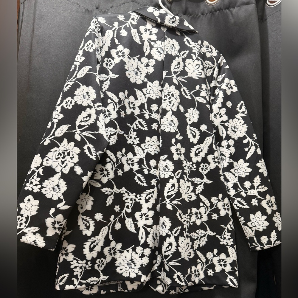 Black and white floral blazer - Picture 3 of 4